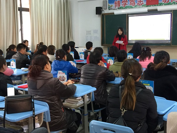 杨建老师与家长分享语文教学.jpg